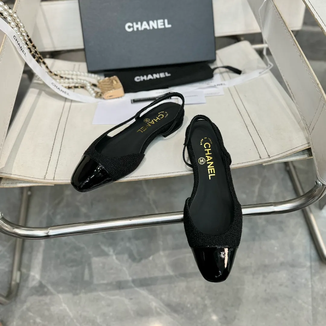 👟👟Ex-factory price 480👟👟 CHANEL Chanel flat bottom series🌹Fashionable classic sandals loved by all stars Fabric [👉] Mixed sheepskin👣🐏 Lining [👉] Silk sheep lining👣🐏 Insole [👉] Silk sheep👣🐏 Sole [👉] Genuine leather outsole imported from Italy 🌻 Packaging [👉] Chanel original box packaging 🌸 Code number [🦶🏻] 34-42 (⚠️34.41.42 is a custom code and cannot be returned or exchanged. Please understand)